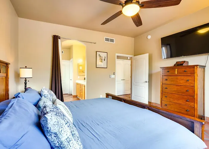 Hot Tub & Patio! Luxury Retreat Holiday home *